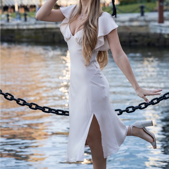 Beautiful Cream Satin Dress - Picture 1 of 3